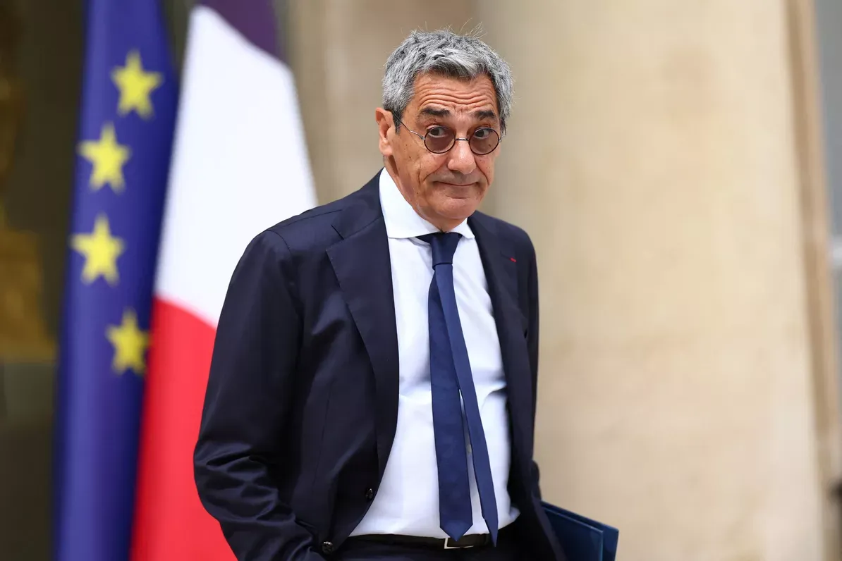 « Les clignotants sont plutôt au vert » : l’été 2026 devrait confirmer l’attractivité touristique de la France, estime Serge Papin