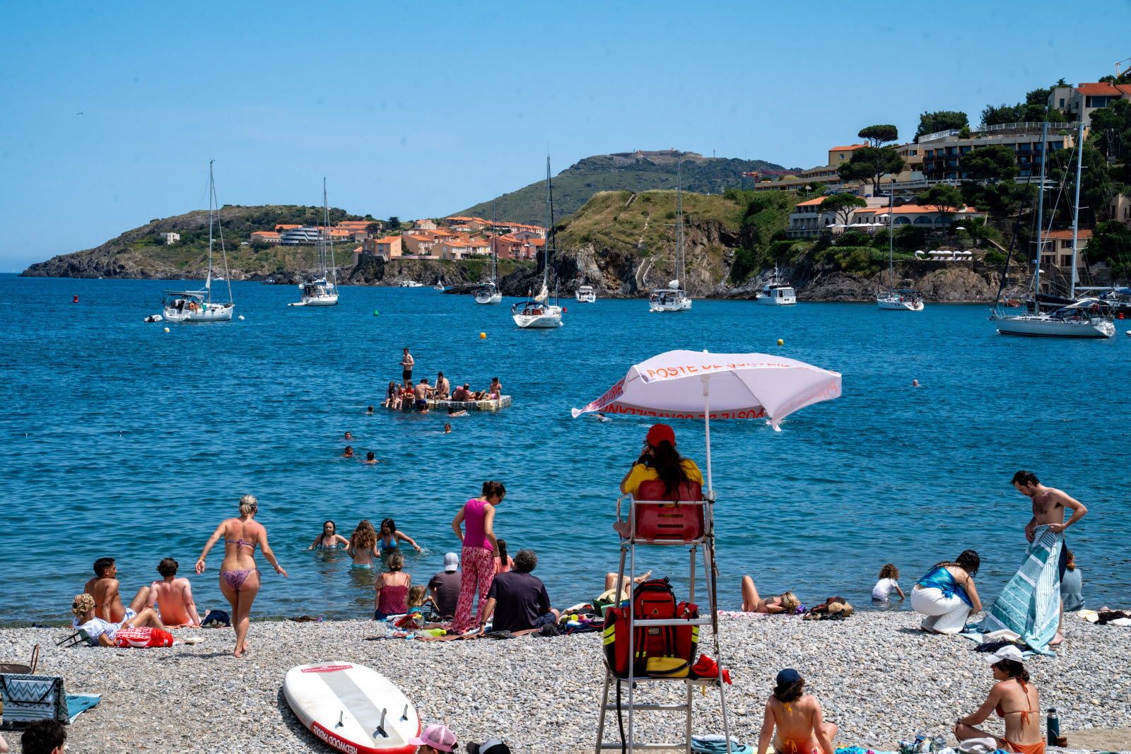 « On va avoir des réservations de dernière minute » : les Français changent leurs plans de vacances
